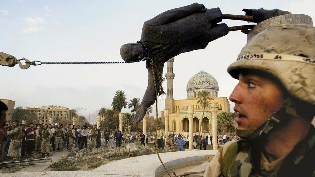 Soldati americani demoliscono una statua del dittatore iracheno Saddam Hussein a Baghdad, 9 aprile 2003.