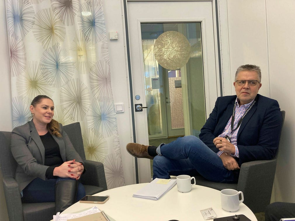 Enhetschef Elena Ahlbäck och sektionschef Mats Rosenqvist på Migrationsverket säger att den genomsnittliga handläggningstiden på medborgarskapsansökningar har ökat till över tre år.