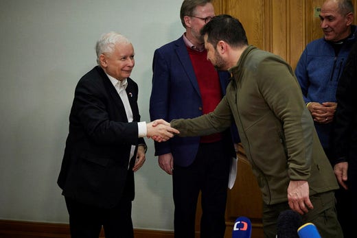 Polens starke man Jarosław Kaczyński i Kiev hos Ukrainas president Volodymyr Zelenskyj den 15 mars förra året.