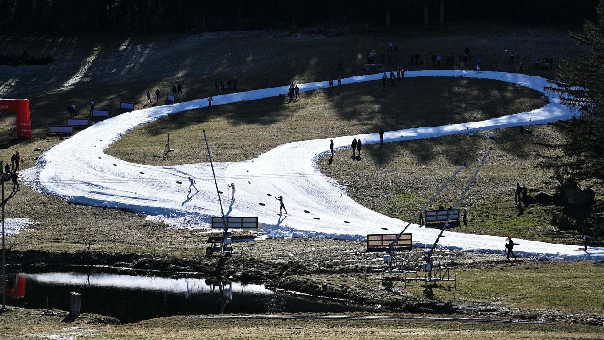 I linje med den globala uppvärmningen har januari varit extremt varm på flera håll i Europa. I tyska Baden-Württemberg tvingades skidåkarna hålla sig till en smal snöremsa under världscuptävlingarna.