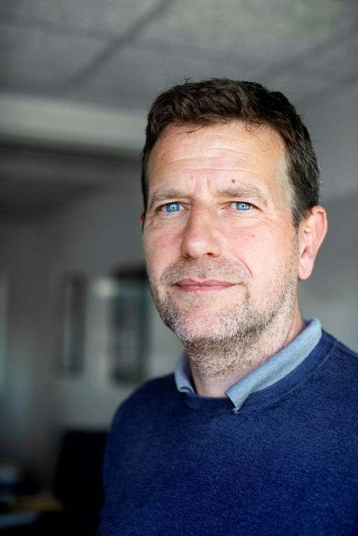 ”Danmark är bara fem, sex miljoner människor, så vi ska ha alla med. För vi kan inte se vem som blir bra. Vi kan se några som har chansen att bli bra, men fotboll hjälper också till med hälsa, socialt, en del kan bli tränare, frivilliga, fans – ju större fotbollssystem vi skapar, desto mer gagn är det för fotbollen på alla områden”, säger Sune Smith-Nielsen.