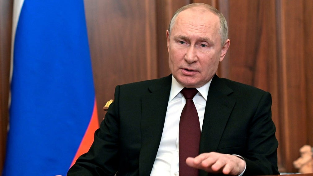 In un discorso al popolo russo il 21 febbraio, Vladimir Putin ha annunciato di aver riconosciuto le repubbliche separatiste di Donetsk e Luhansk controllate dalla Russia come stati indipendenti. Appena tre giorni dopo, iniziò la guerra di aggressione russa contro l'Ucraina.
