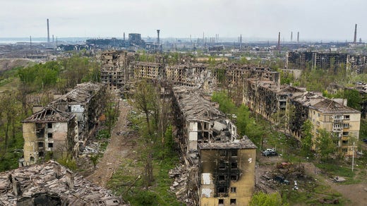 La pittoresca città portuale di Mariupol è diventata un deserto bombardato durante la guerra e più della metà dei suoi 430.000 residenti ha lasciato le proprie case.