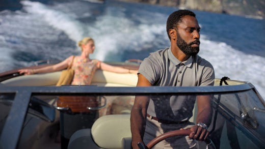 Elizabeth Debicki och John David Washington i ”Tenet”.