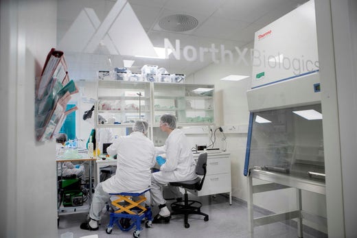 I fabrikens plasmidlabb sitter Stefan Molin och Joakim Lundkvist, plasmider är små ringformade DNA-molekyler som finns utanför många bakterier. Dessa kan man ändra, och variera för att det ska passa precis det syfte man söker.