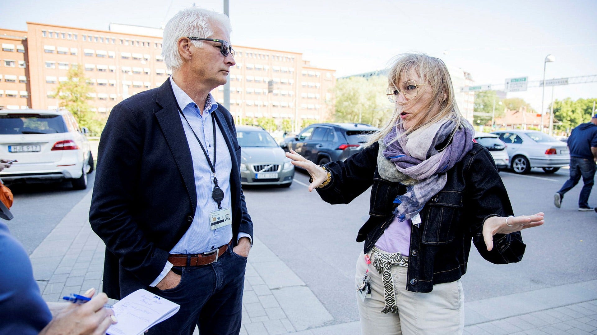 ”Om en häktesplats är tom, är den bara det i några minuter. Max en kvart” säger häkteschefen i Göteborg Malin Sparrström till nationella chefen för anstalter och häkten Lennart Palmgren