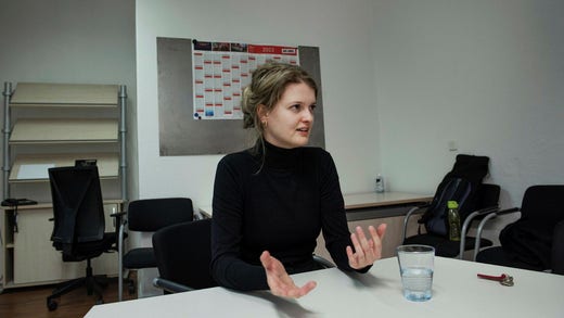 Daphne Weber sitter i styrelsen för vänsterpartiet Die Linke på nationell nivå, och är talesperson för partiets kvinnoförbund i delstaten Niedersachsen.