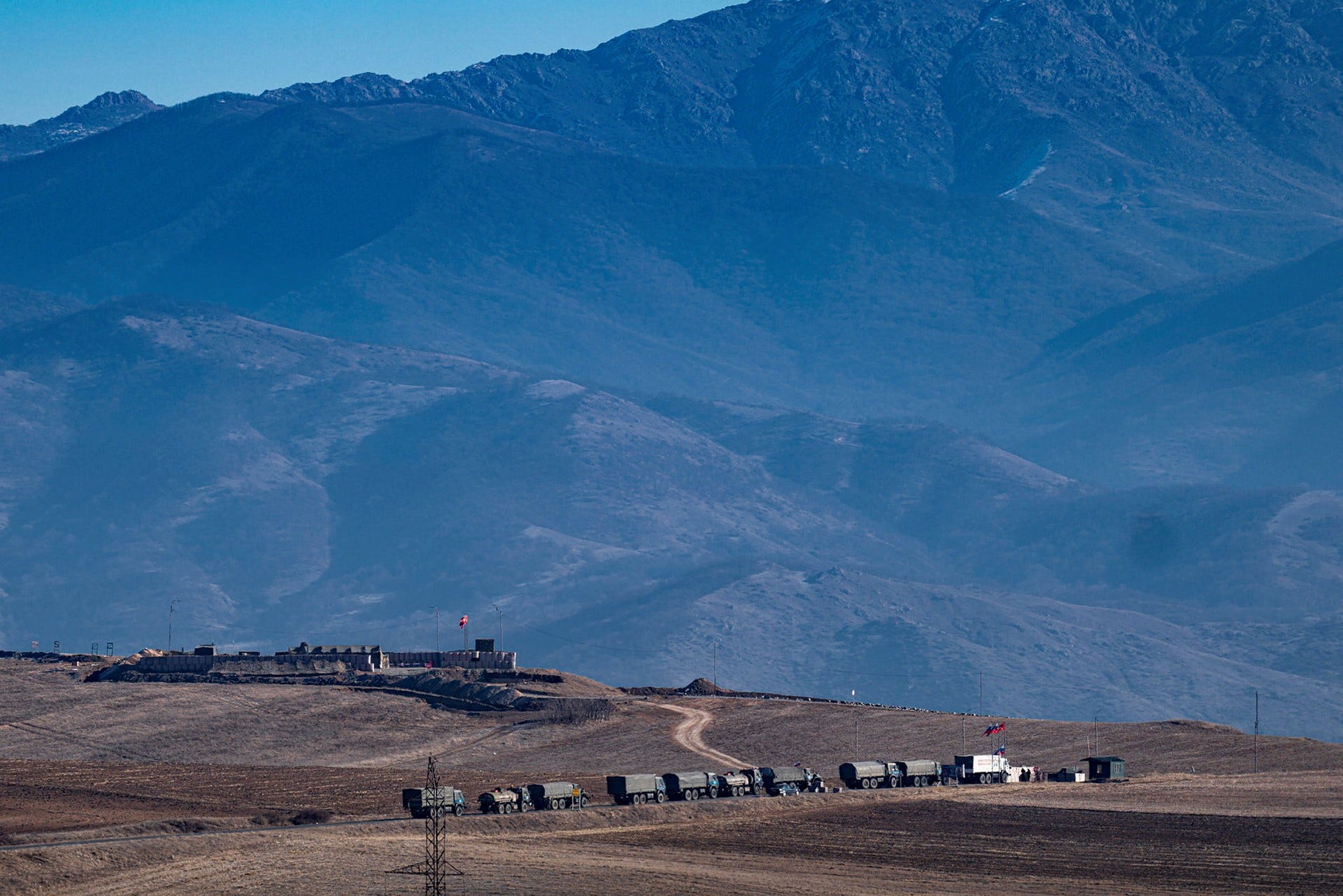 Le Blue Mountains si trovano nel Nagorno-Karabakh.  La colonna di auto appartiene alle forze di pace russe.