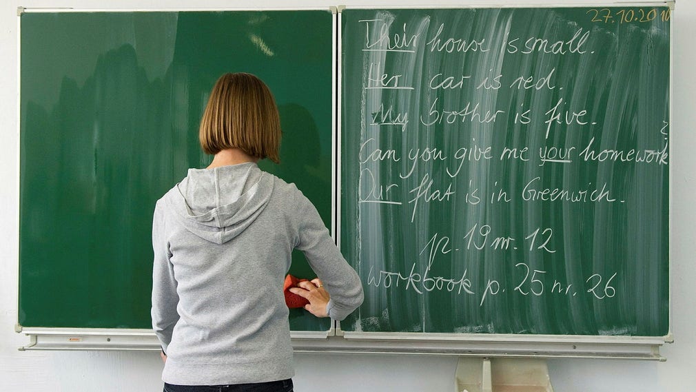 Engelskundervisning i en tysk sola. Det vore ett stort misstag att lägga ner undervisningen i svenska skolor i tyska och franska och enbart nöja sig med engelska, menar insändarskribenten.