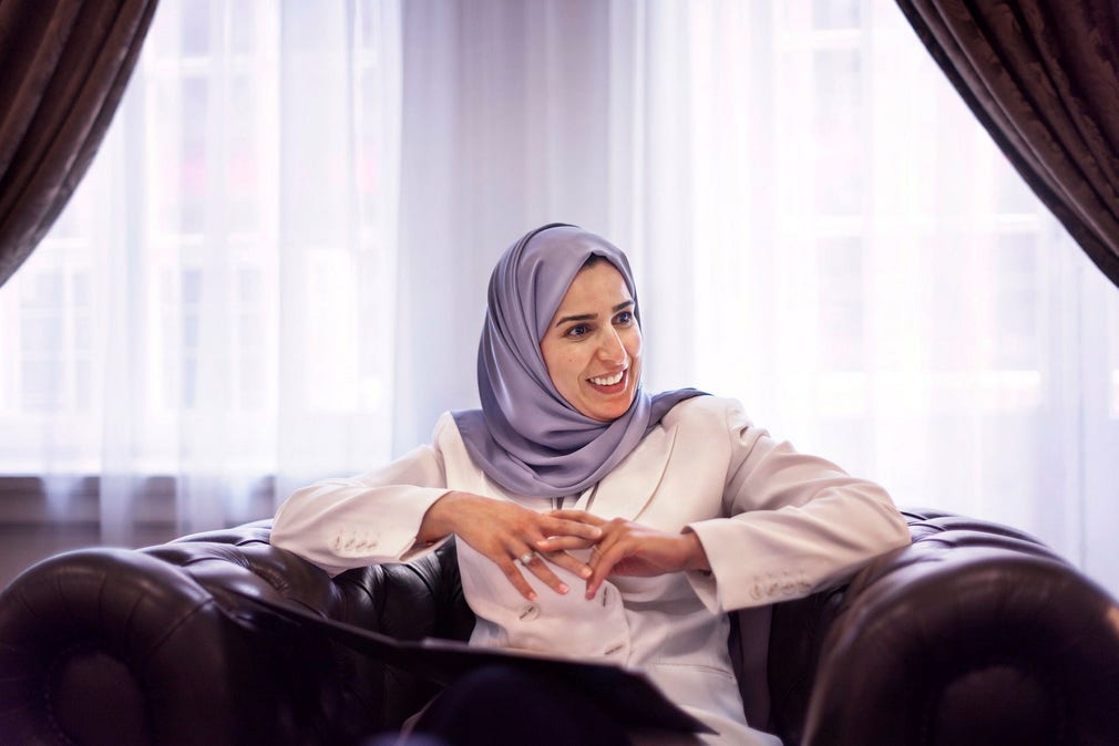 ”Att vara muslim innebär att visa respekt för andra och att sträva efter tolerans och samexistens” säger Enass Alshahwan. Hon har inga problem med att utöva sin religion i Sverige, säger hon.