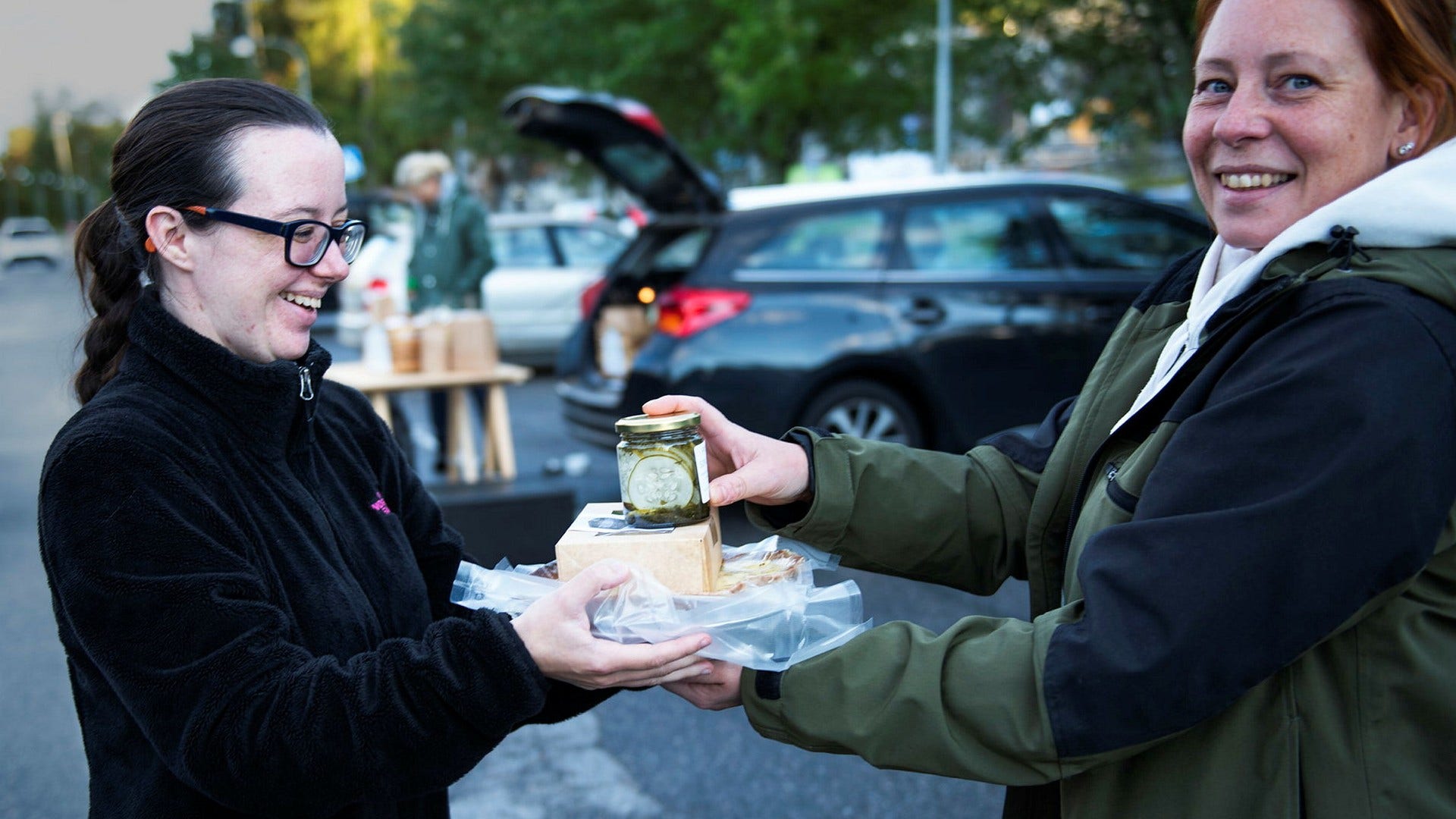 ”Jag har också varit och besökt gården i Sorunda, det är viktigt att veta var maten kommer ifrån”, säger Kathryn Mutegeki som handlar paj och gurka av Jenny Andersen Salomonsson på rekoringen i Rönninge.