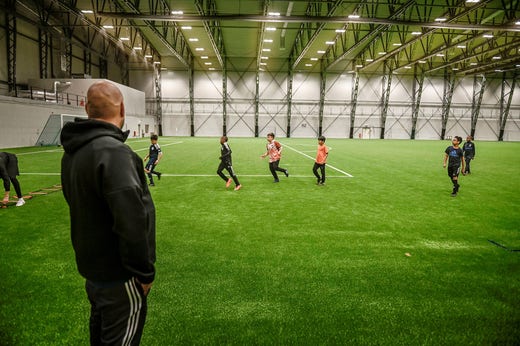 Nästan 300 barn och ungdomar spelar i dag i Väsby FF.