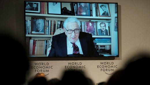 Henry Kissinger på skärm under ett panelsamtal i Davos.