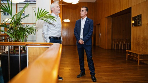 I rådhuset, där kommunalråden håller till, stöter Aslan Akbas på Jonas Attenius, gruppledare för Socialdemokraterna och den som föreslagit honom som ”borgmästare”.