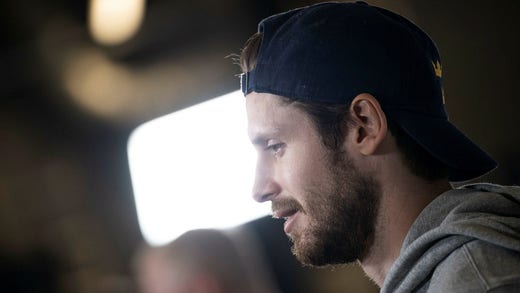 Oliver Ekman-Larsson var populär i den mixade zonen efter onsdagens träning.