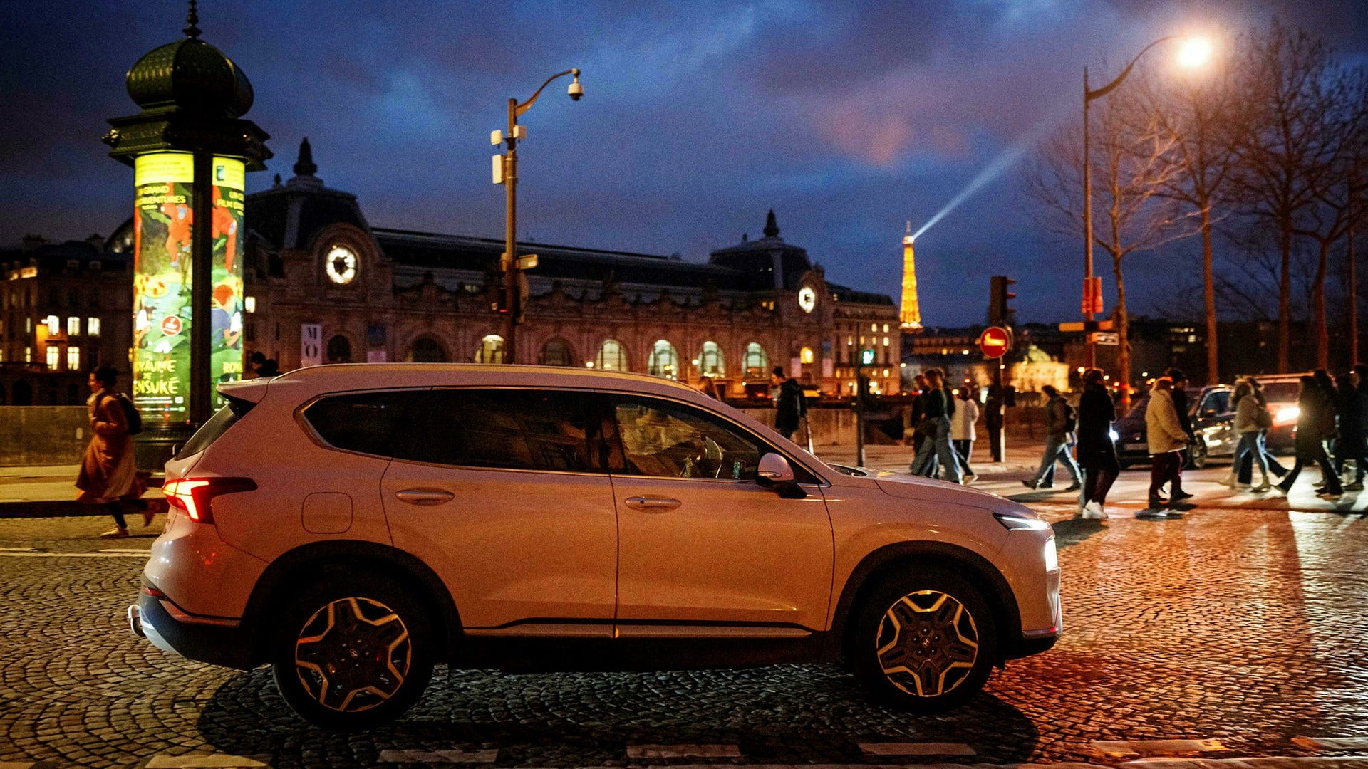 En stadsjeep på en gata i Paris.