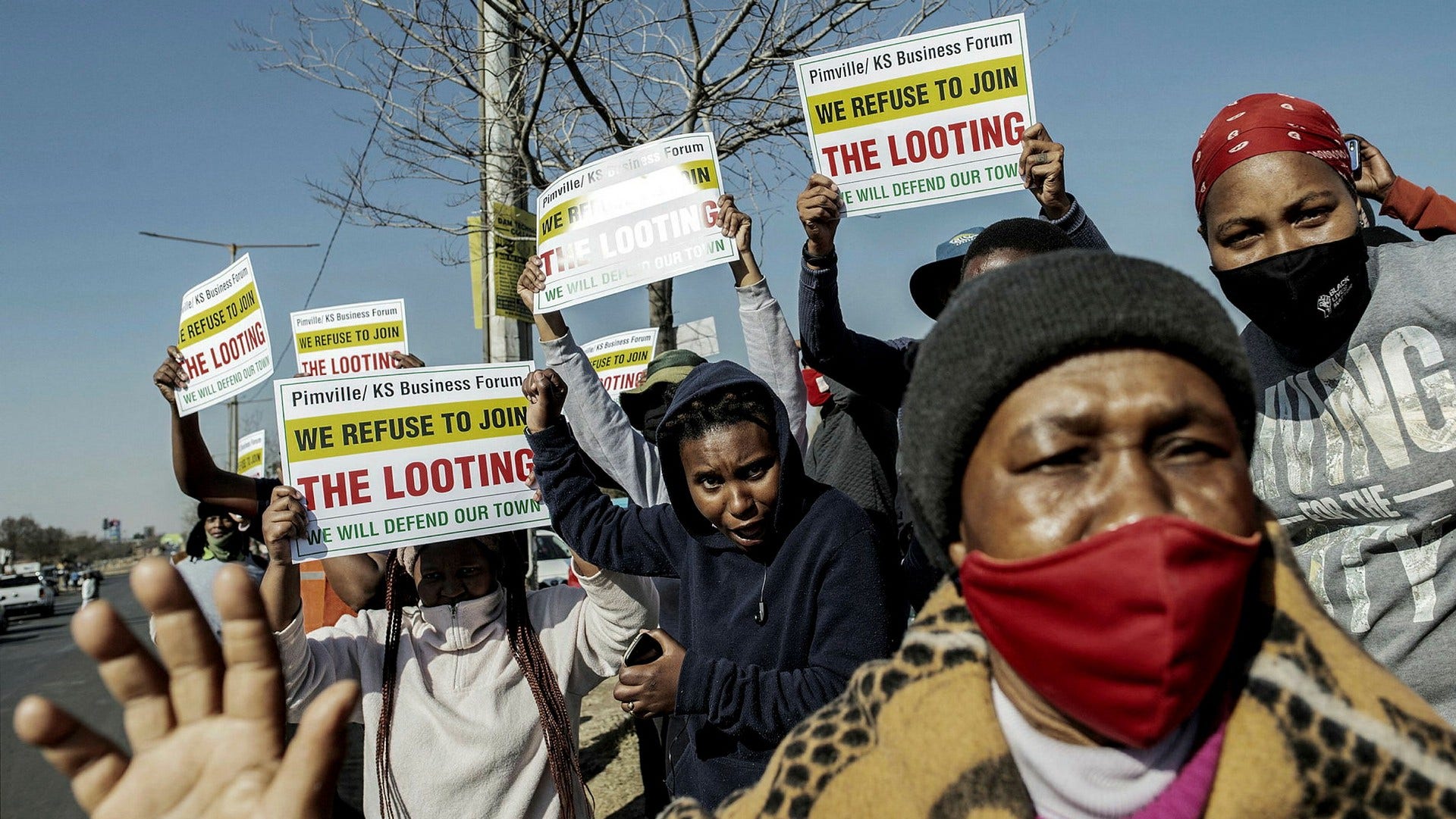 En av flera protester mot plundringarna i bland annat Soweto.
