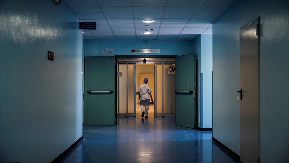 L'Italia è stato uno dei primi paesi ad essere colpito duramente. Quando l'epidemia iniziò a diffondersi a Kodogno, le vite di 15.000 persone furono completamente cambiate.