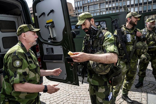 ”Det är skönt att det är många som börjar tycka att Hemvärnet är viktigt, jag gick med 2013. Man förväntar sig inte att kriget ska komma så nära men hotet från det gamla öst har ju funnits nästan hela tiden”, säger dataingenjören Aziz Bozkurt, dataingenjör som äter lunch med Leif Pettersson, fordonsförare från Nykvarn.