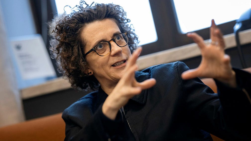 Under repetitionerna uppmanar Olga Neuwirth musikerna att få hennes kompositoner att låta mindre vackra. Hon älskar när det låter förvrängt.