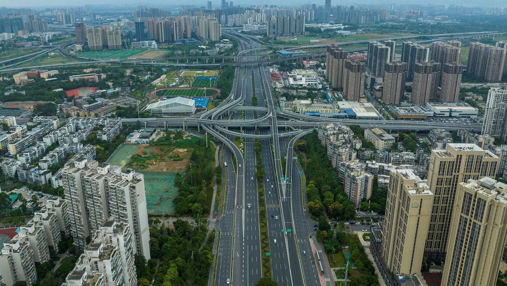 I kinesiska Chengdu får invånarna fortsätta att vara isolerade som ett led i landets nolltolerans mot covid-19.