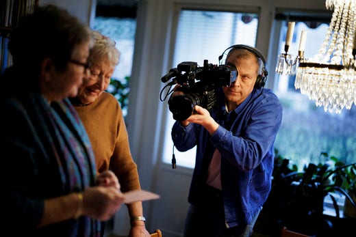 Johan Palmgren filmar systrarna Susanne Rothschild Lundin och Monica Rothschild Trollsås.