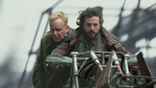 Stellan Skarsgård och Diego Luna i ”Andor”.