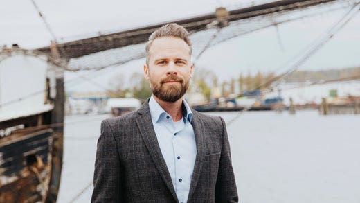 Fredrik Lindgren anser att det behövs ett mer genomtänk system i Sverige för havsbaserad vindkraft, där staten går in och planerar hur det här ska gå till. Något som redan görs i andra länder.