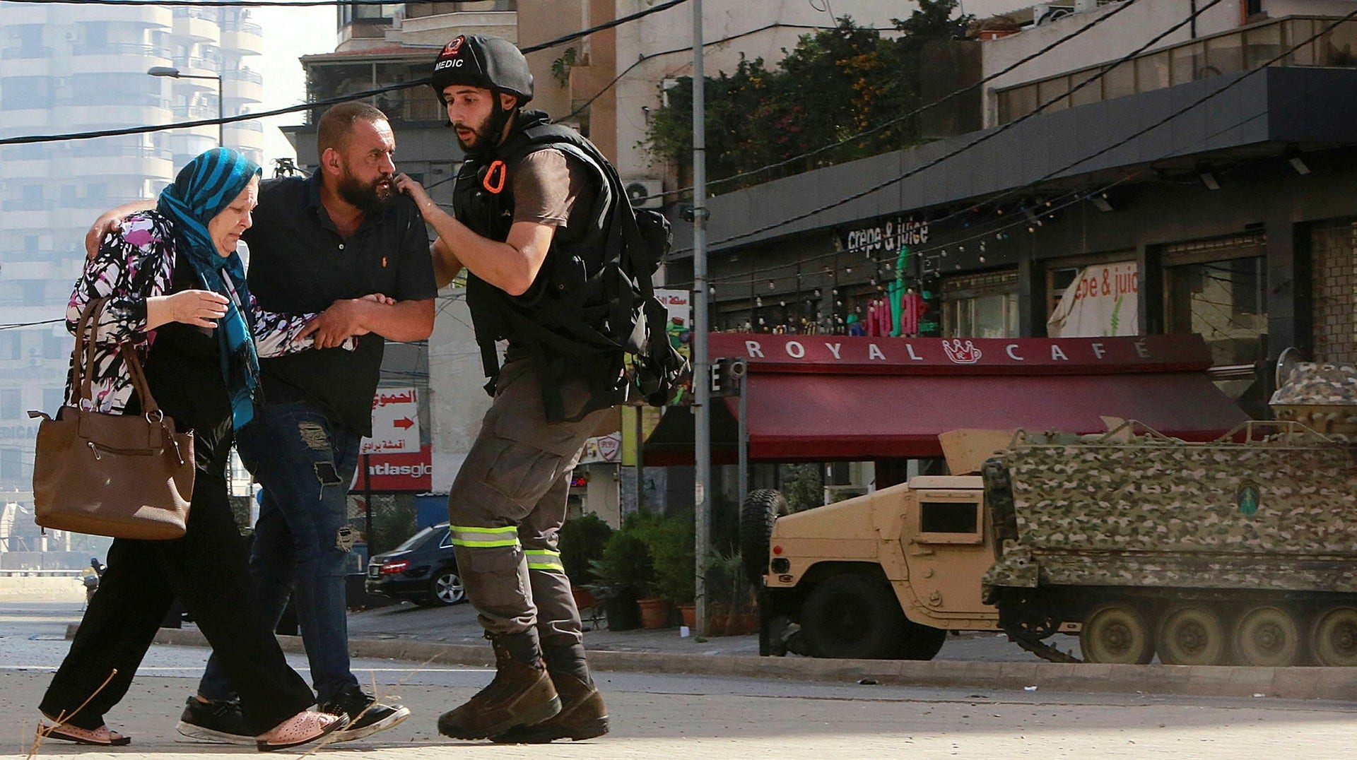 Civila söker skydd under sammandrabbningarna i Beiruts förort Tayouneh på torsdagen.