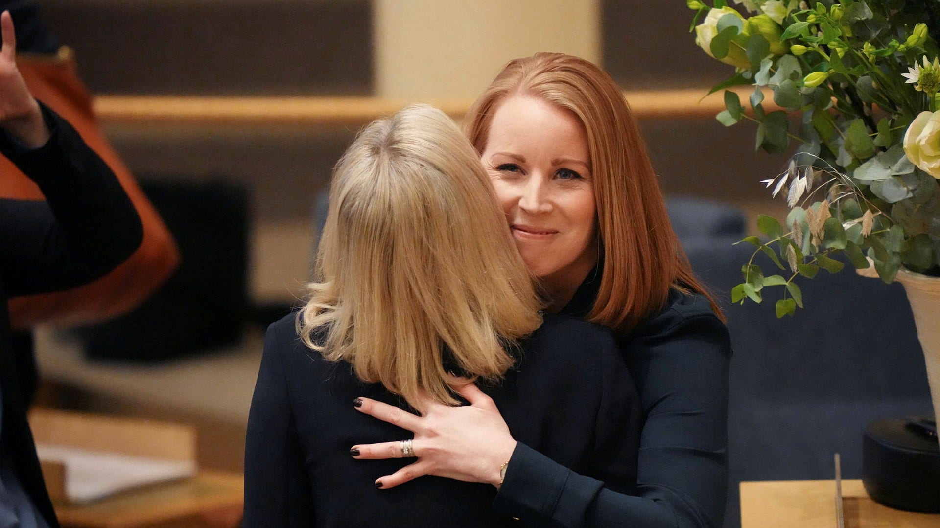 Annie Lööf (C) gratulerar Magdalena Andersson (S) när hon väljs till statsminister i andra omröstningen i november 2021.
