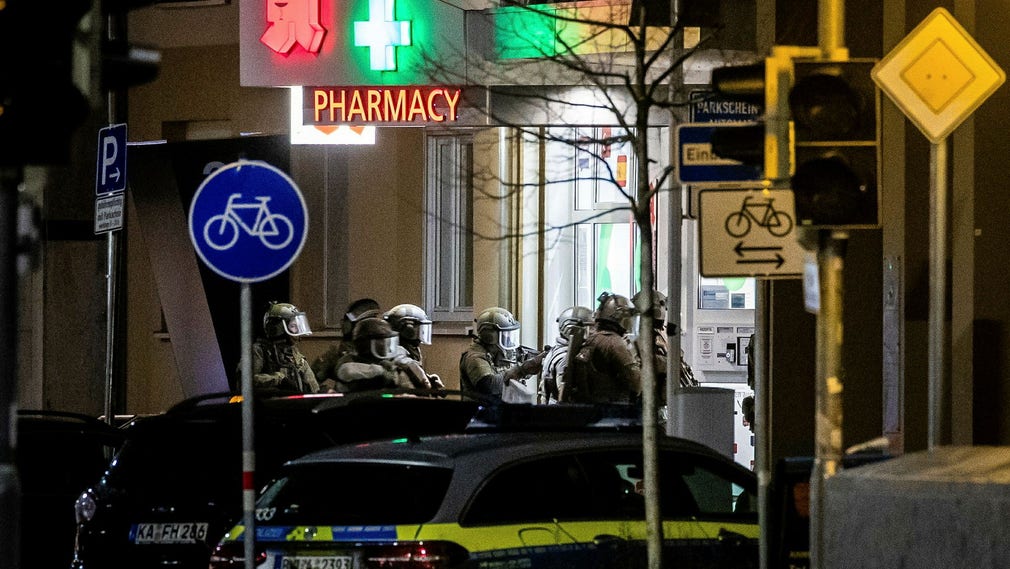 La polizia armata ha preso d'assalto la farmacia nel centro di Karlsruhe venerdì notte.