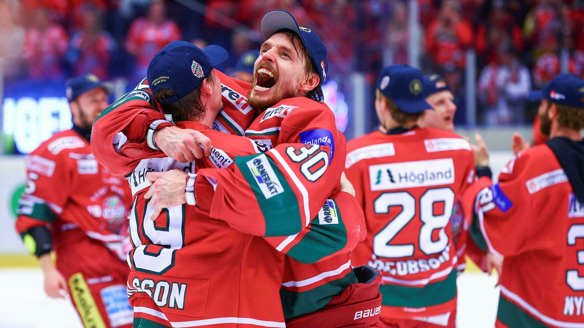 Modos Erik Jinesjö Karlsson och Kristers Gudlevskis jublar efter segern.
