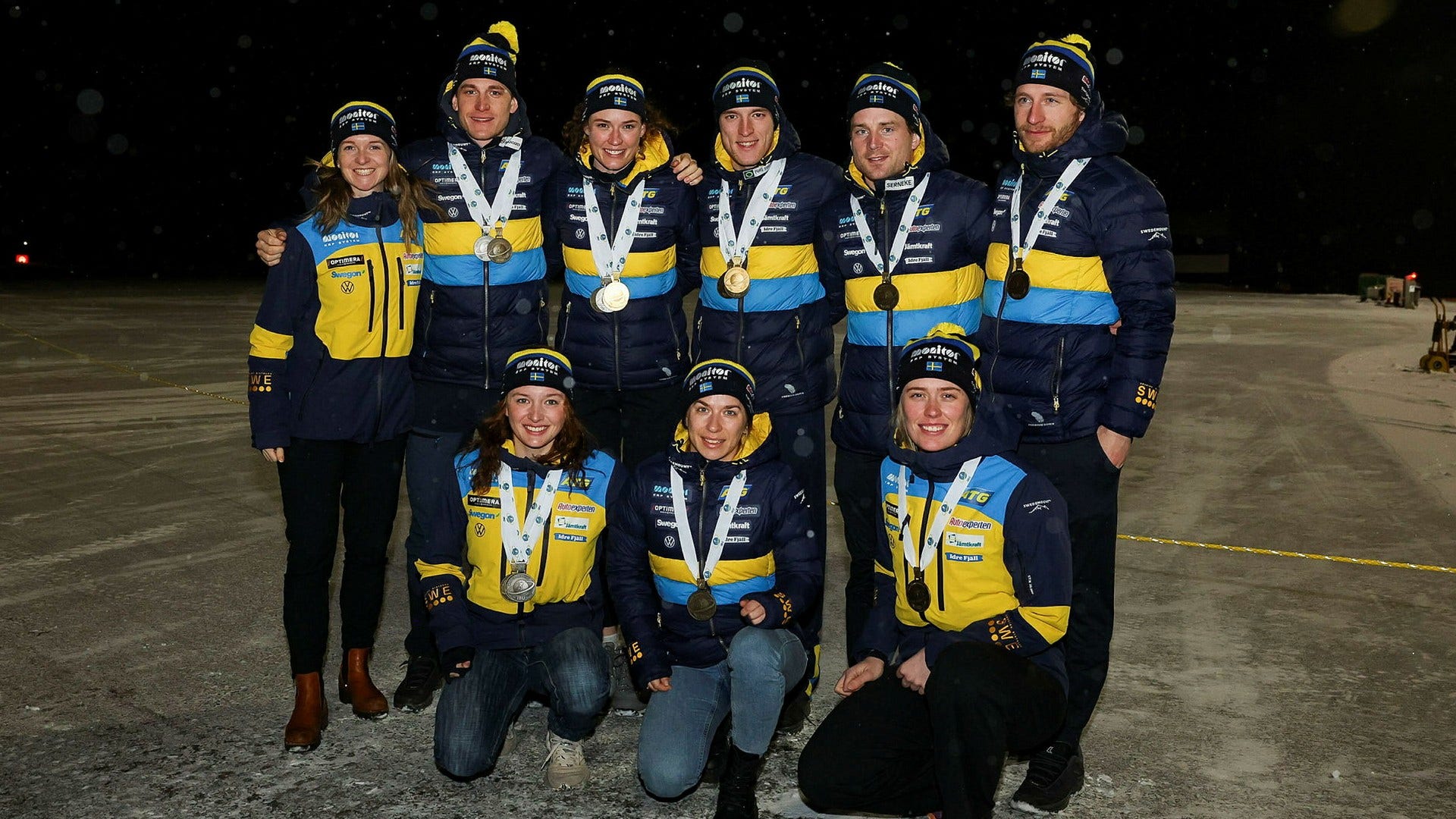 Sveriges skidskyttar visar upp sina VM-medaljer på Östersunds flygplats vid hemkomsten från skidskytte-VM. Total blev det elva svenska VM-medaljer i årets mästerskap.