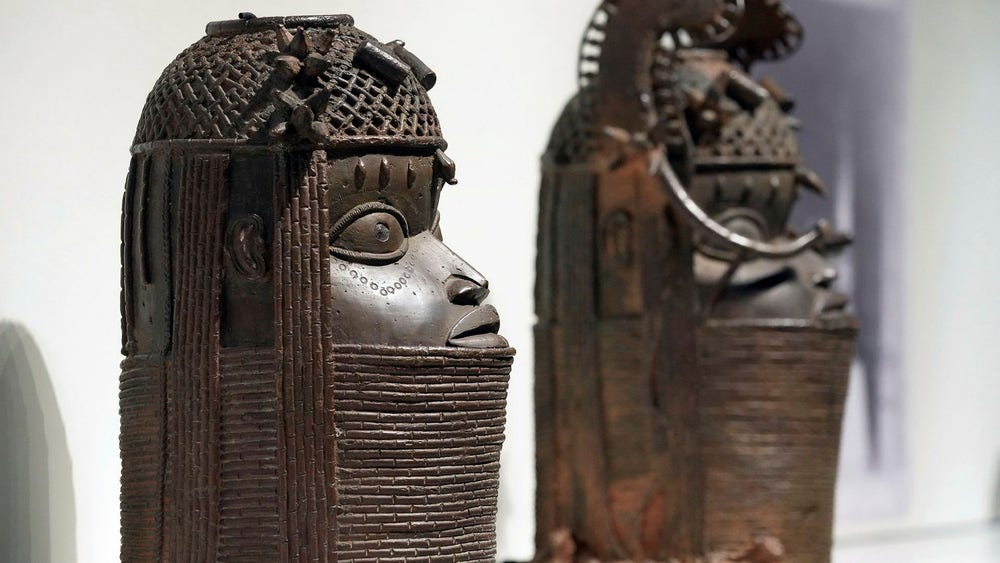 Museer i väst börjar lämna ifrån sig stulna föremål