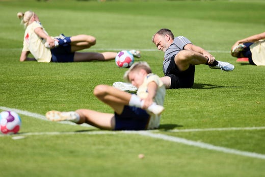 Pontus Ekblom är fotbollsdamernas fysiolog.