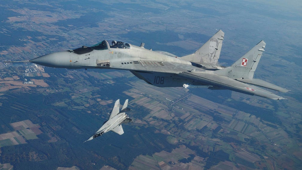 Två Mig-29-plan övar över Polen i oktober 2022. Nu ska Polen leverera sådana plan till Ukraina.