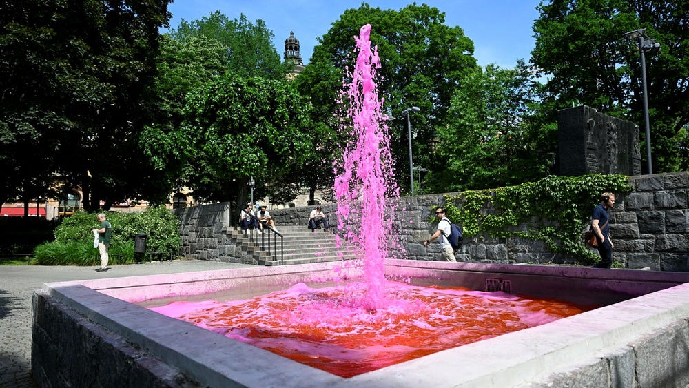 Protest i Stockholm – fontäner blodfärgade