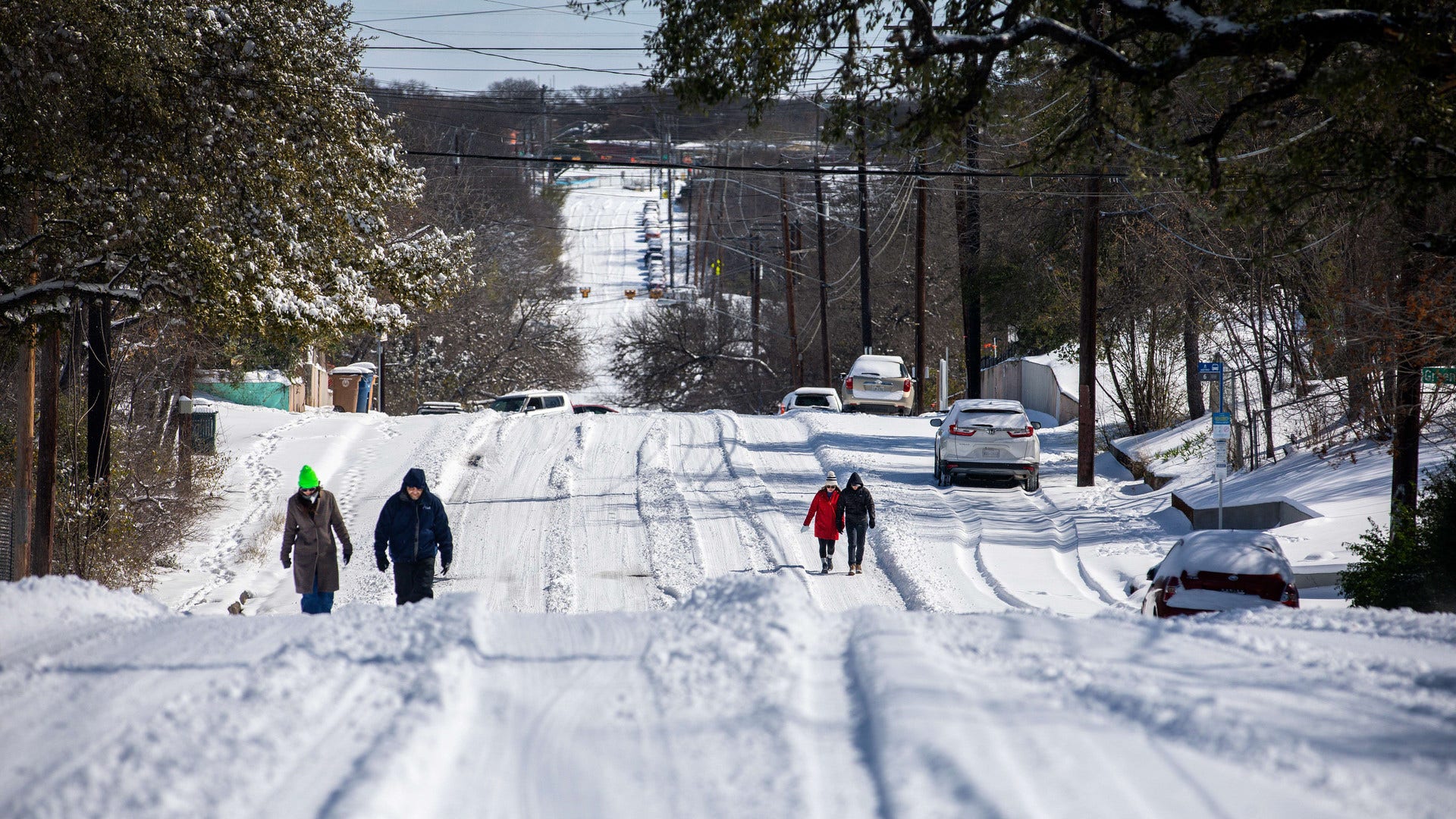 Snöig väg i Austin, Texas, på måndagen.
