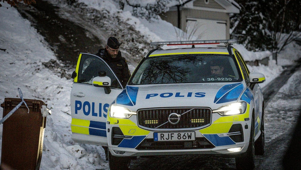 Polisen på plats utanför det hus där det par som misstänks för grov underrättelseverksamhet mot Sverige och främmande makt.