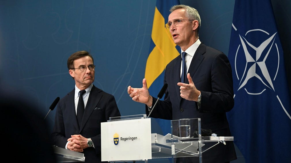 Statsminister Ulf Kristersson (M) med Natos generalsekreterare Jens Stoltenberg vid en presskonferens i Stockholm förra veckan. Turkiets och Ungerns motvilja att släppa in Sverige som medlem i försvarsalliansen gör att vi nu måste få skriftliga försäkringar om skydd av starka Natoländer, menar insändarskribenten.