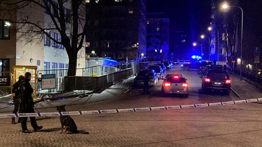 En man i 20-årsåldern sköts på Kungsholmen under måndagskvällen.