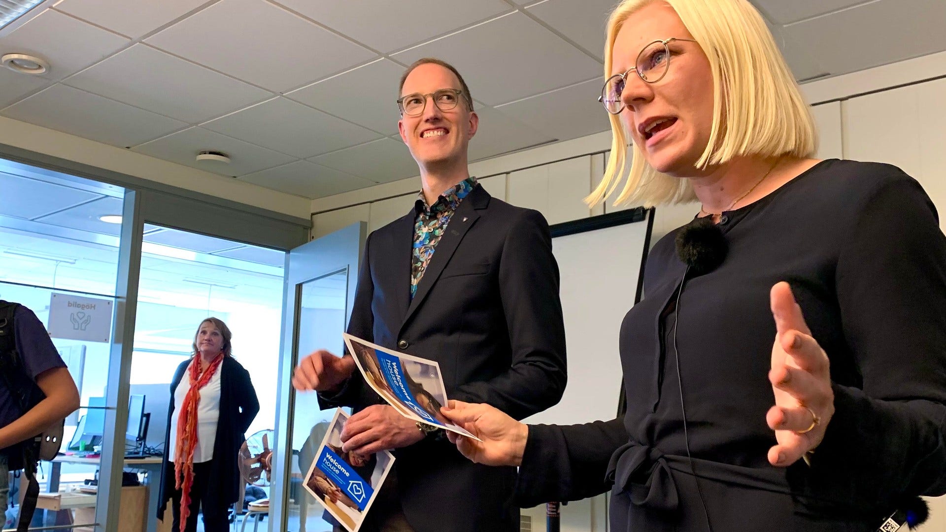 – Det här är en hub av möjligheter, säger Karin Ernlund (C) arbetsmarknadsborgarråd om Welcome house. Till vänster socialborgarråd Jan Jönsson (L) som delar hennes uppfattning.