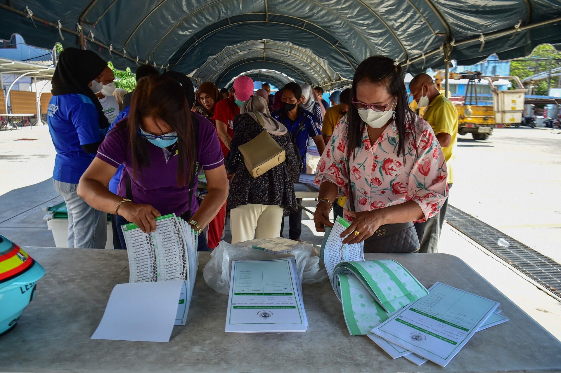 Valarbetare förbereder en vallokal i staden Narathiwat, inför söndagens val i Thailand.