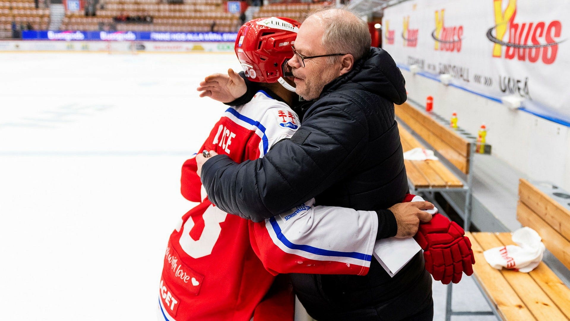 Timrås Jeremy Boyce-Rotevall kramas om av HV71:s sportchef Kent Norberg.