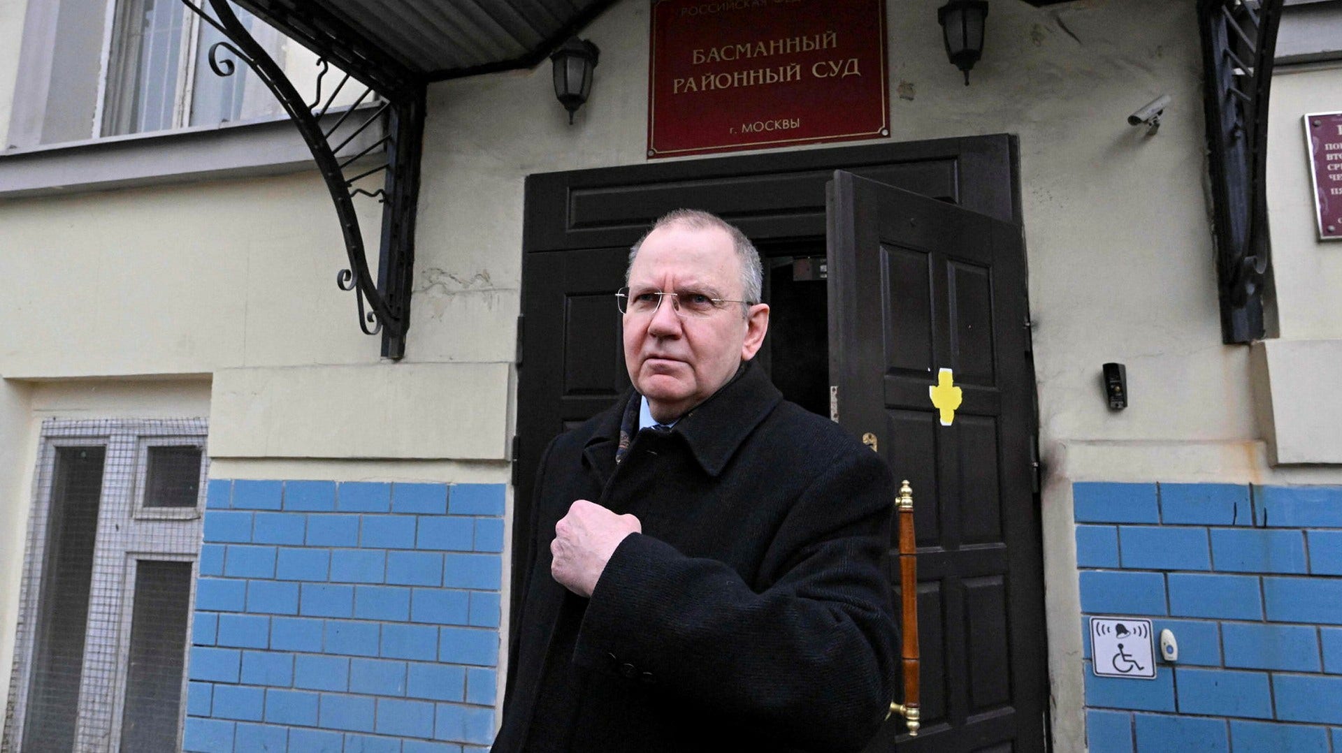 Advokat Andrej Grisjajev, en av Jewish Agencys advokater, lämnar domstolen i Moskva på fredagen.