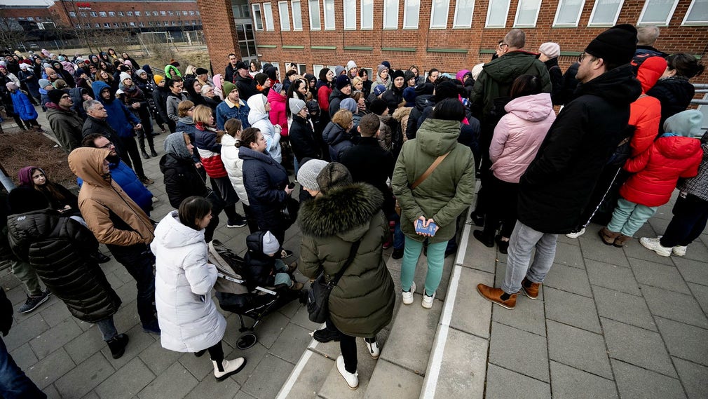 Köande ukrainska flyktingar utanför Migrationsverket i Malmö den 15 mars. Men möjligheten för tiotusentals ukrainare som kommit till Sverige att försörja sig är i praktiken obefintliga, anser insändarskribenten.