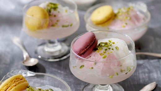 Servera med glass och garnering, till exempel macarons och pistaschnötter.