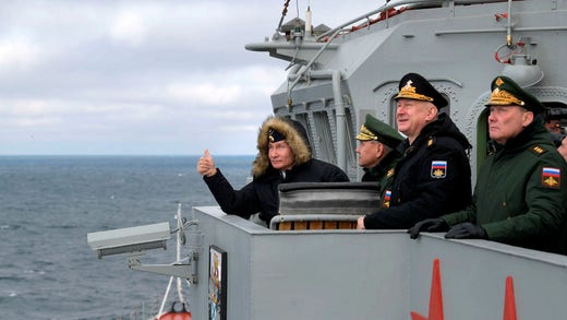 Rysslands president Putin, försvarsminister Sergej Sjojgu, ryska flottans överbefälhavare Nikolaj Jevmenov och förre ledaren för operationen i Ukraina, Alexander Dvornikov, i samband med en militärövning i Svarta havet 2020.