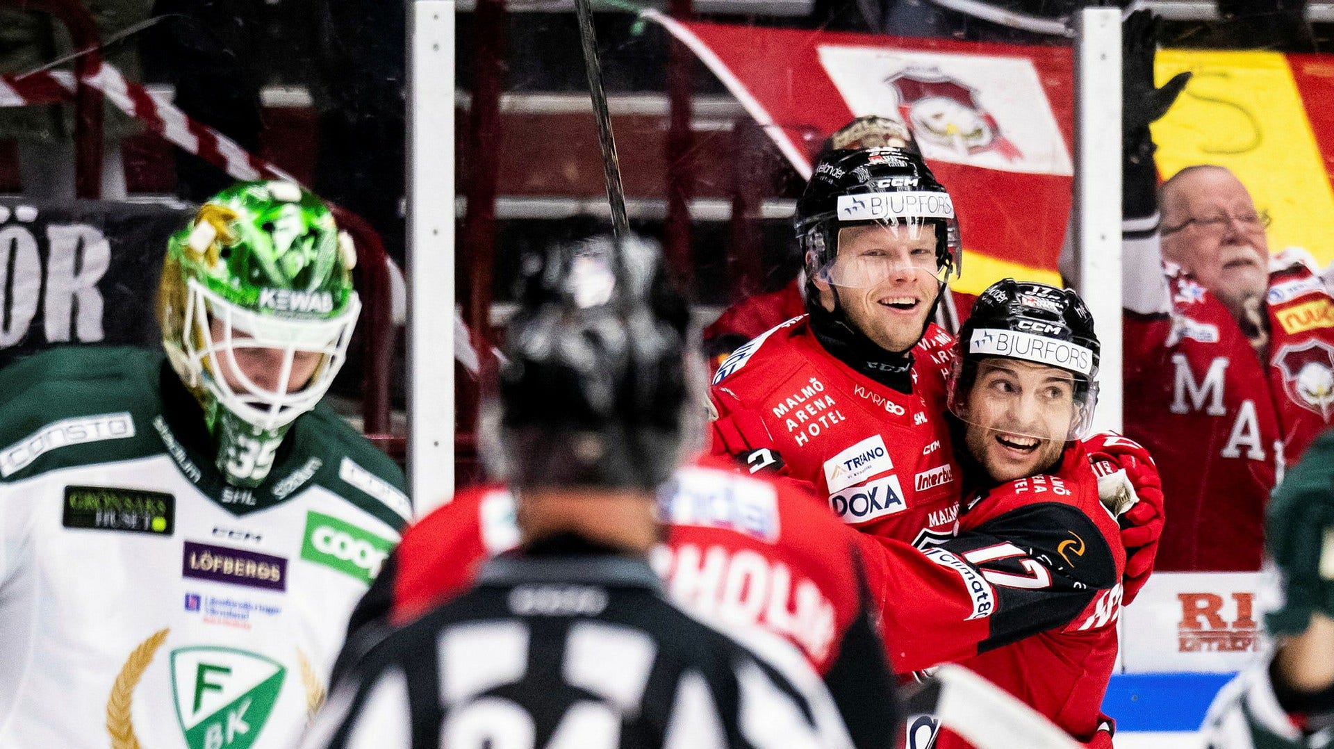 Malmö Redhawks Carl Söderberg jublar med Pathrik Westerholm efter sitt 2-0 mål under ishockeymatchen i SHL mellan Malmö Redhawks och Färjestad.