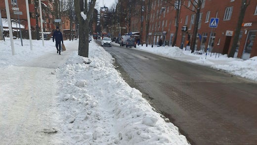 Bristande snöröjning för gångtrafikanter i Skarpnäck i södra Stockholm.
